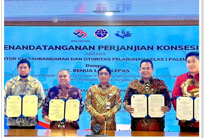 Porno yotganda ogziga sikish