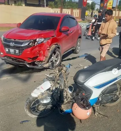 Motor Vs Mobil di Jalan Raya Batulicin, Aksi Putar Balik Berujung Kecelakaan Hebat